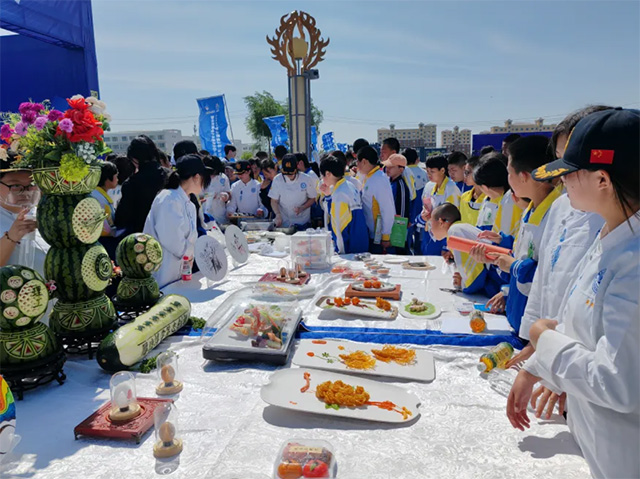 2024年5月9日，由鄂爾多斯市教育體育局主辦的2024年職業教育活動周鄂爾多斯市啟動儀式暨全市第十屆中等職業學校師生職業技能大賽開幕式現場。