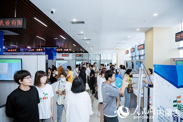 呼和浩特人力资源服务产业园内，求职者正在参加招聘会。受访者提供