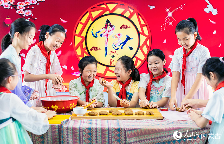 呼和浩特市玉泉区恒昌店巷小学学生在学习制作手工月饼。丁根厚摄