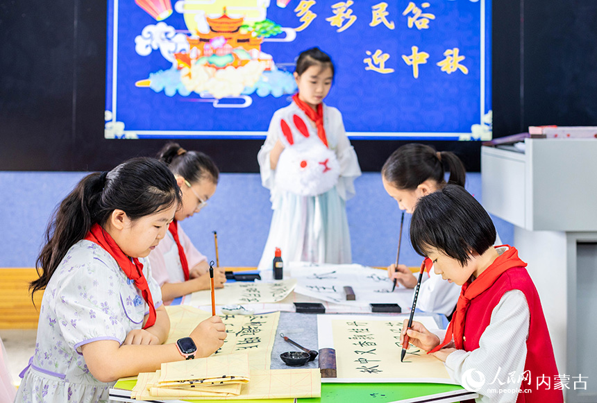 呼和浩特市玉泉区恒昌店巷小学学生在书写中秋诗词佳句。丁根厚摄