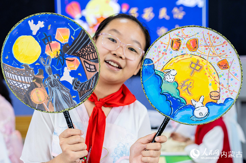 呼和浩特市玉泉区恒昌店巷小学学生在展示绘制的以中秋为主题的彩扇。丁根厚摄