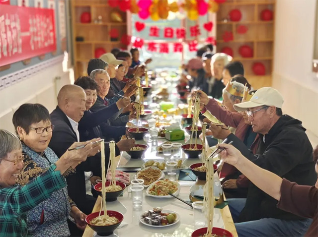 伊金霍洛鎮布拉格社區老年人集體生日會。