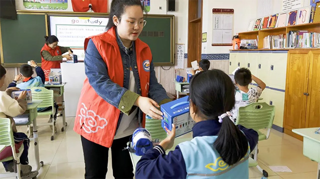 伊金霍洛鎮青年志願者到霍洛小學宣講垃圾分類。