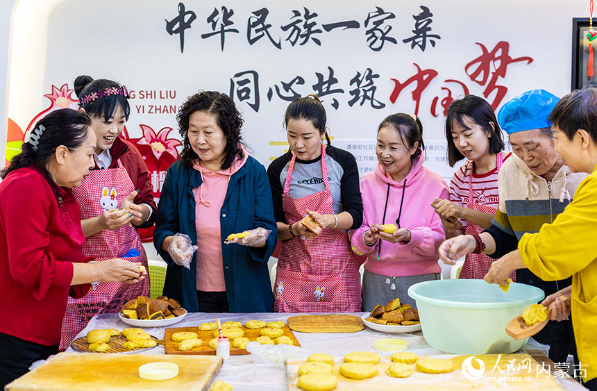 内蒙古呼和浩特市玉泉区清泉街社区居民在制作手工月饼。丁根厚摄