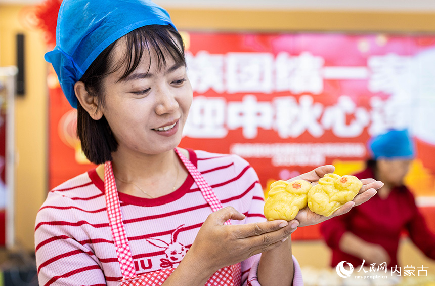 内蒙古呼和浩特市玉泉区清泉街社区居民展示制作的“玉兔”月饼。丁根厚摄