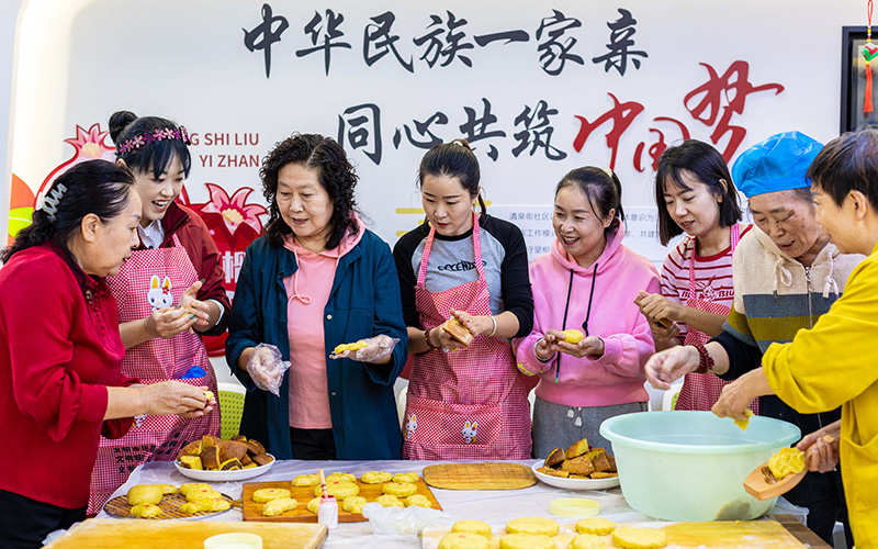 呼和浩特：民族团结一家亲 喜迎中秋心连心