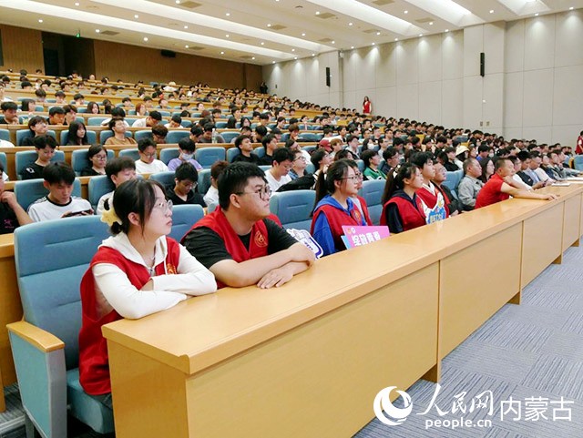 认真学习的志愿者们。实习生 仲逸茗摄