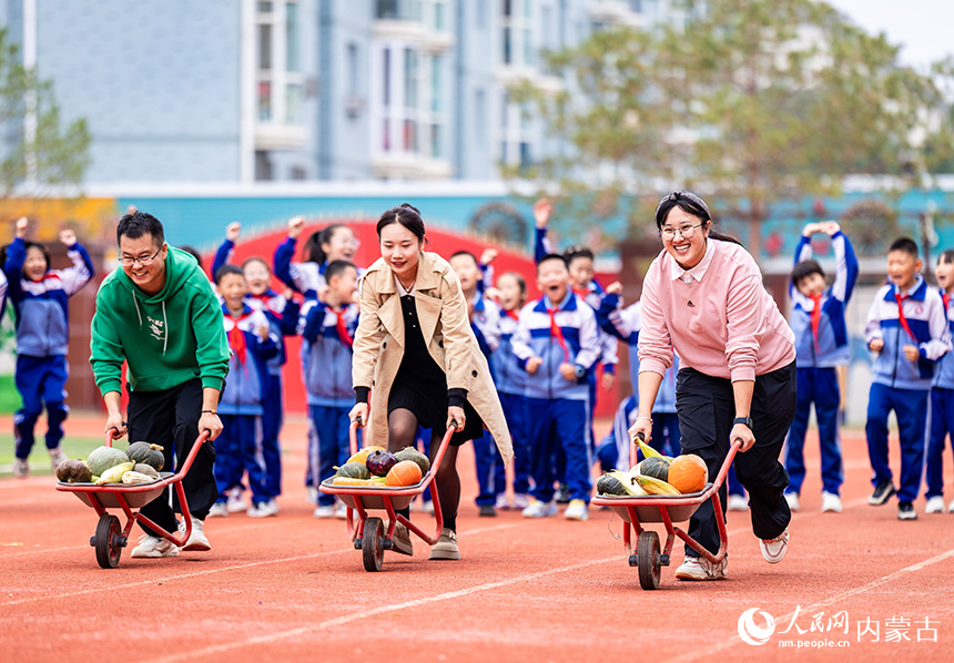 呼和浩特市玉泉區通順街小學青年教師在進行秋收作物運輸比賽。丁根厚攝