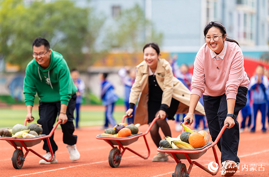 呼和浩特市玉泉区通顺街小学青年教师在进行秋收作物运输比赛。丁根厚摄