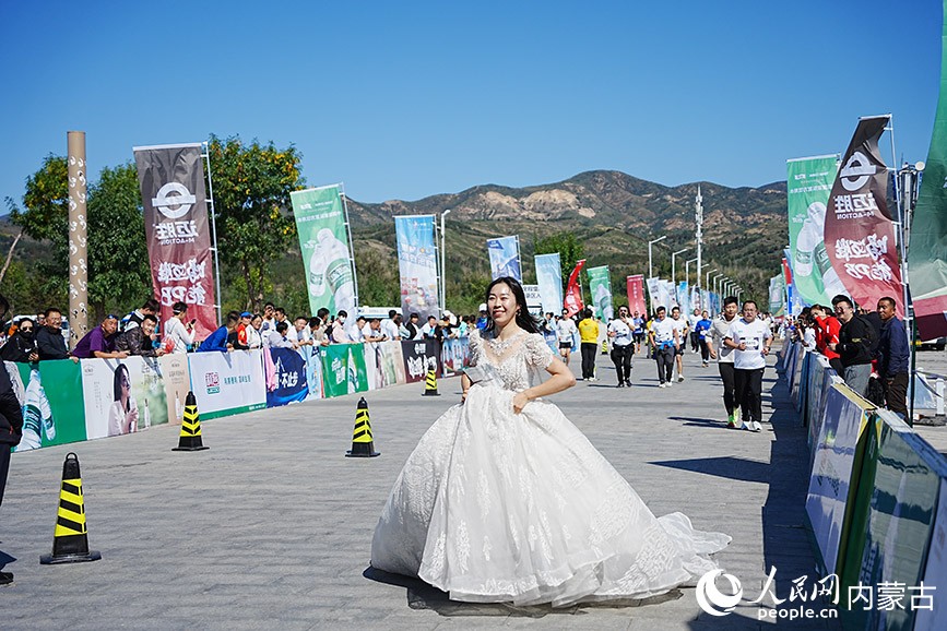 婚纱跑者闪亮赛道。