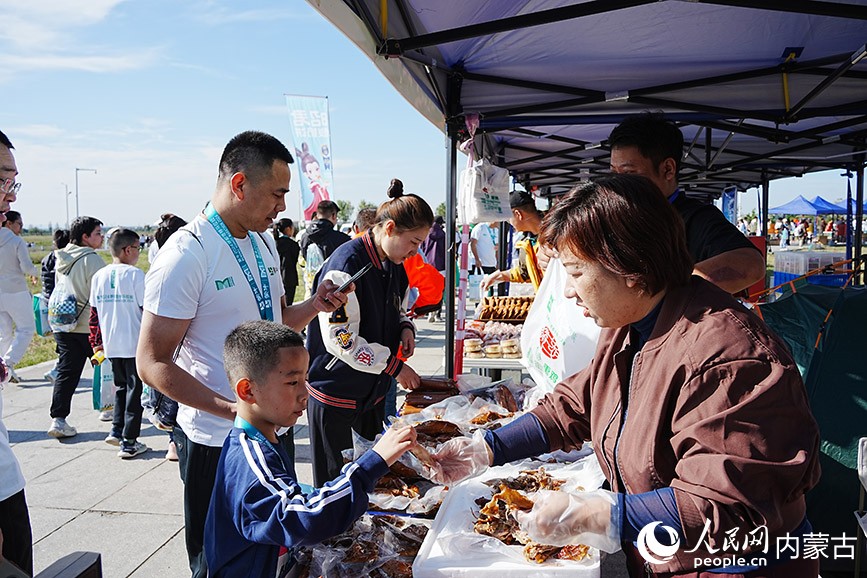 小朋友品尝青城特色美食。人民网记者 赵梦月摄