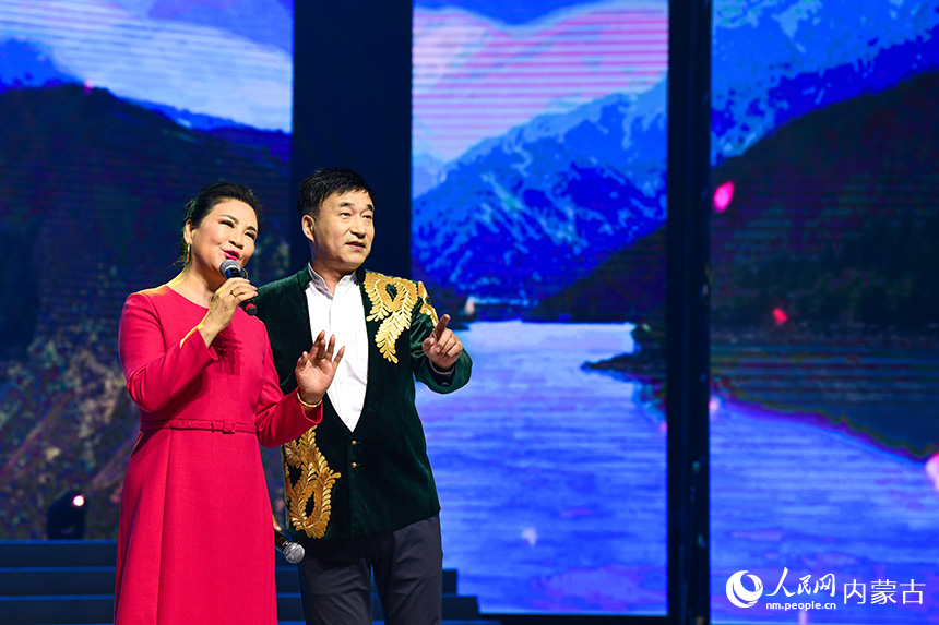 在内蒙古呼伦贝尔大剧院,二人转表演艺术家闫淑平(左)佟长江表演二人转《过河》。王正摄