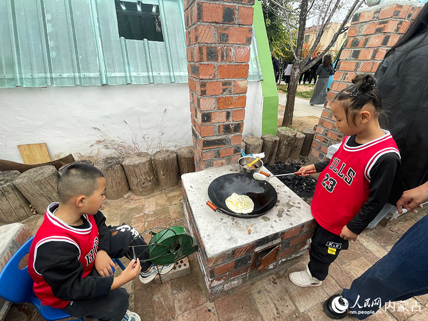 和林县第二幼儿园孩子正在上户外做饭课程。人民网记者 寇雅楠摄