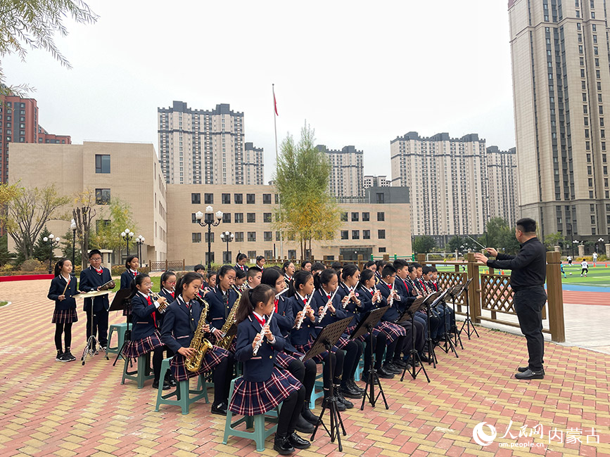 苏虎街实验小学科尔沁校区管弦乐团。人民网记者 寇雅楠摄