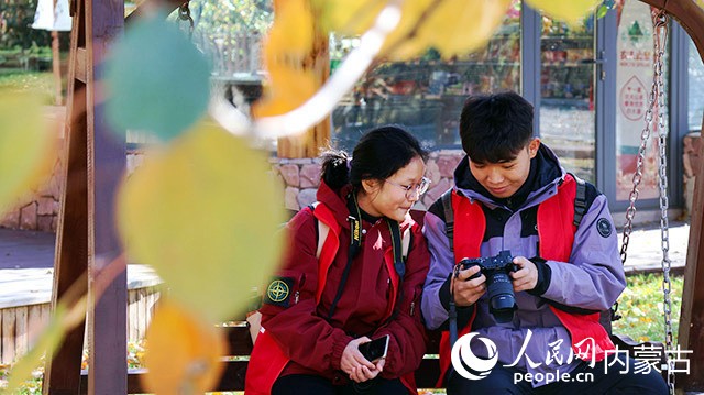 学生摄影。实习生 李蓉摄