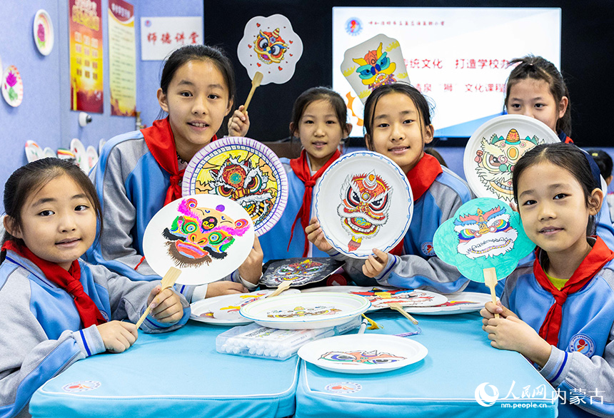 呼和浩特市玉泉区清泉街小学学生展示绘制的以狮文化为主题的手工创意作品。丁根厚摄