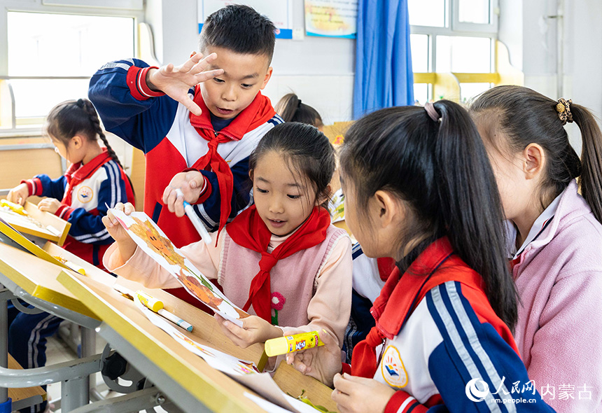 呼和浩特市玉泉区石东路小学学生在绘制创意树叶画。丁根厚摄