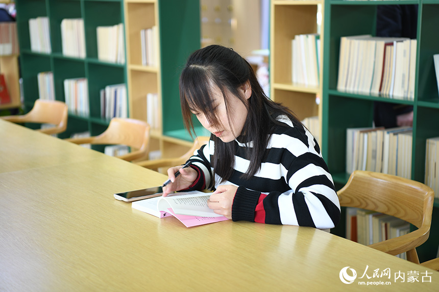 市民在鄂尔多斯市东胜区纺织街道曙光社区“暖城书吧”看书学习。人民网记者 张雪冬摄