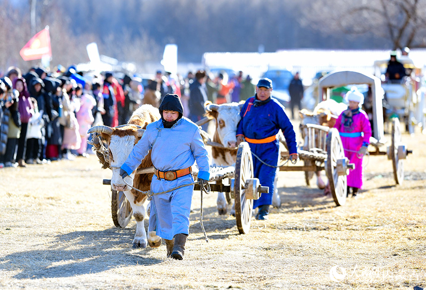 牧民在冰雪那达慕开幕式上展示游牧风情。王正摄