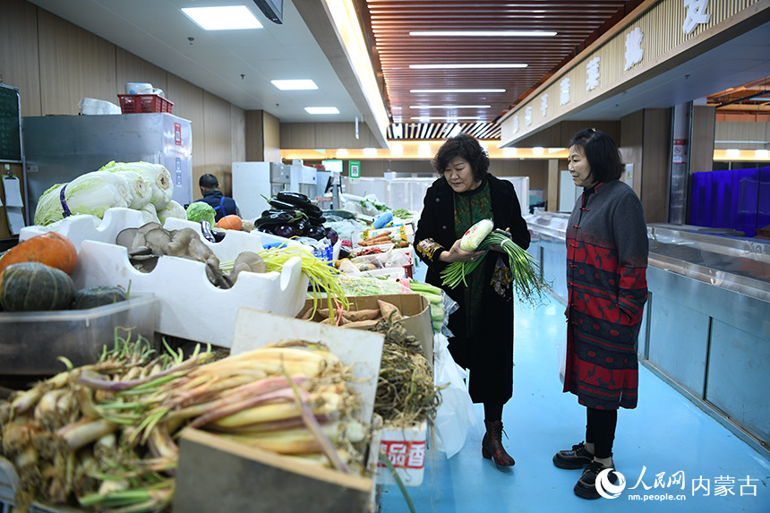 市民在农贸市场购买蔬菜。人民网记者 张雪冬摄