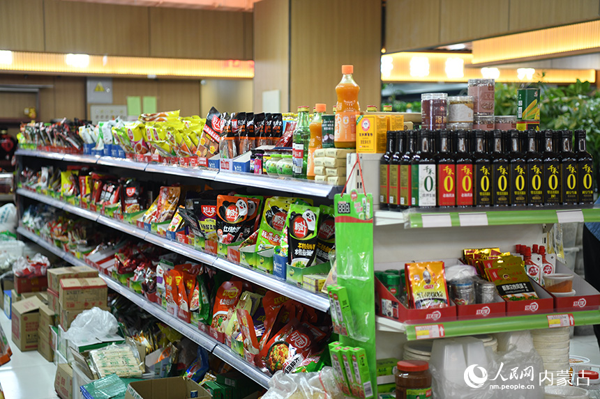 东胜区百家汇农贸市场调料专区，货品整齐摆放。人民网记者 张雪冬摄