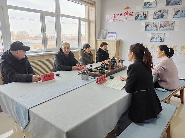 居民在“民情茶馆”里喝喝茶聊聊天，烦心事就解决了