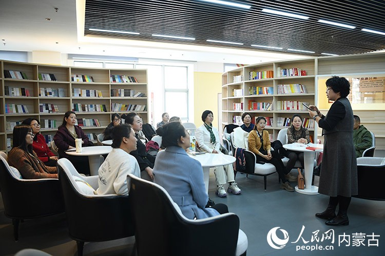 东胜区工人文化宫举办亲子关系课程。人民网记者 张雪冬摄