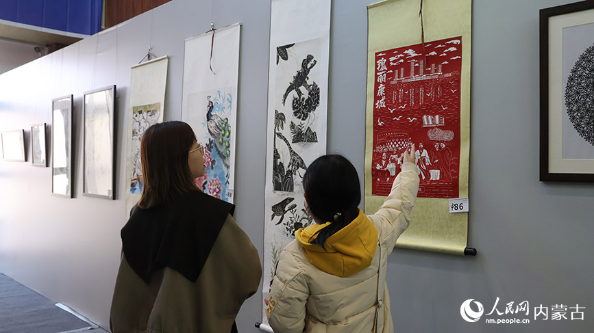 观看画展。实习生 李蓉摄