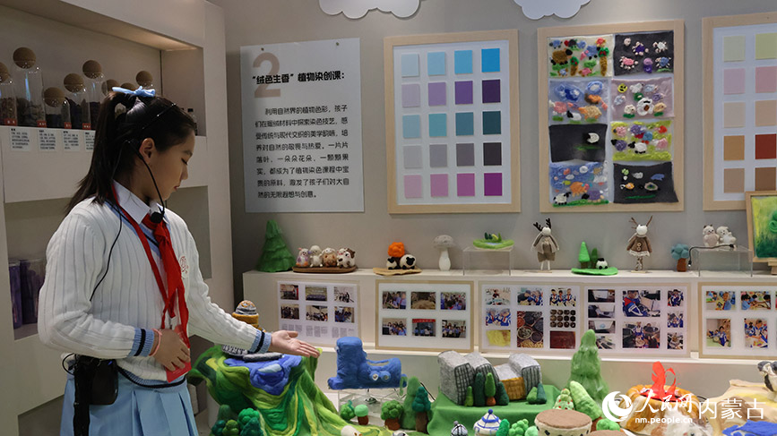 介绍展品。实习生 刘畅摄