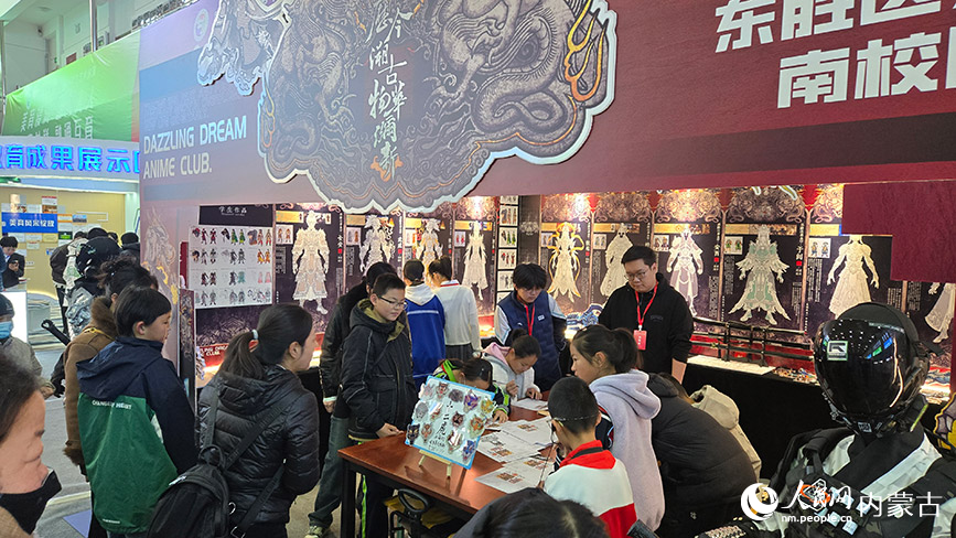 观赏绘画展。主办方供图