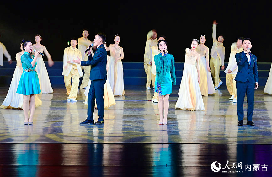11月21日，在鄂爾多斯市伊金霍洛旗大劇院，烏蘭牧騎隊員表演歌舞節目。王正攝