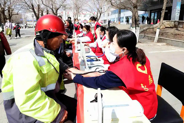义诊志愿服务暖民心。