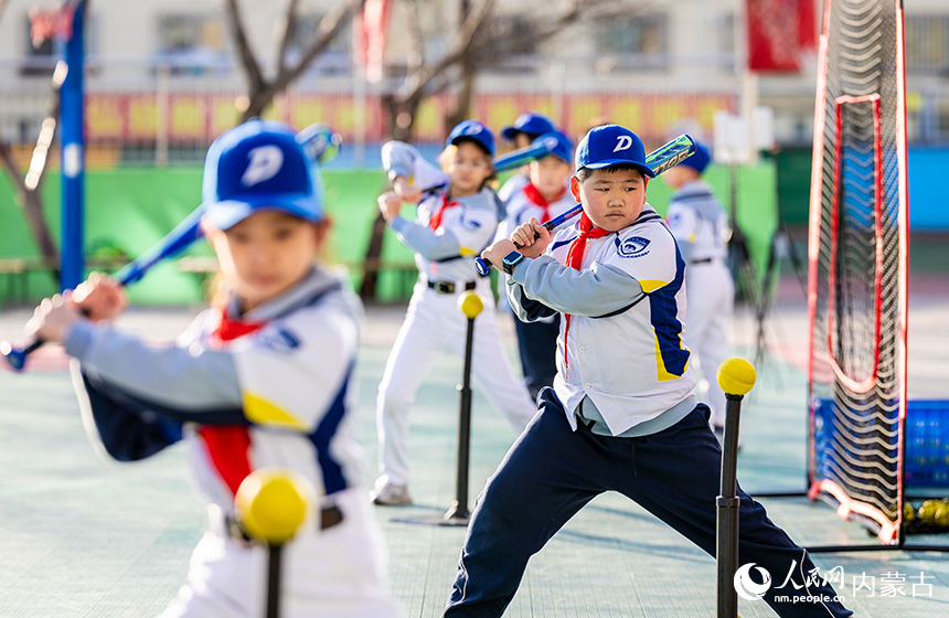 呼和浩特市赛罕区大学路小学棒球社团的学生在练习击打动作。丁根厚摄