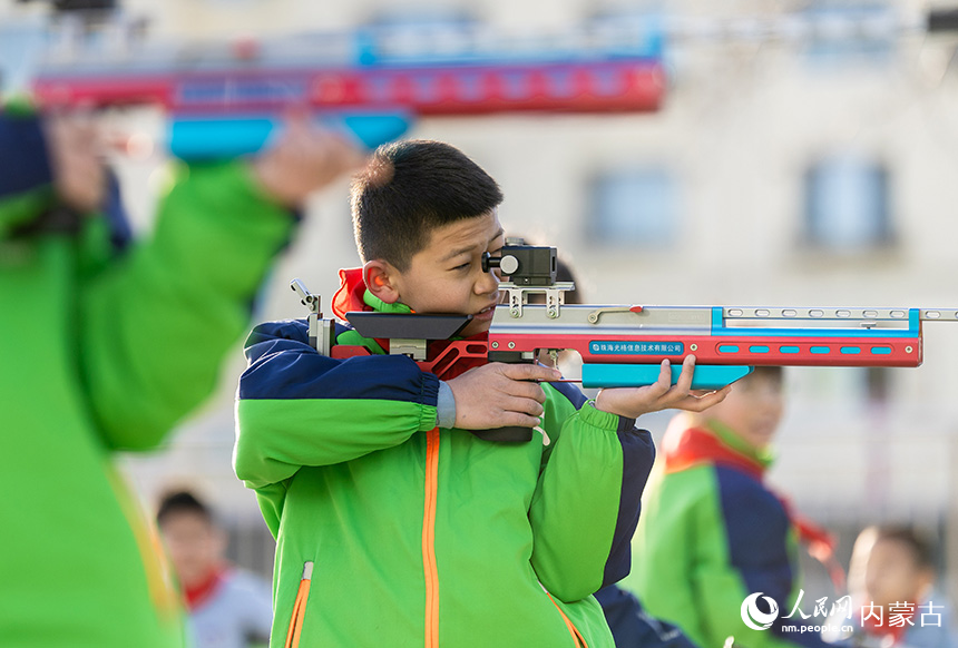 呼和浩特市赛罕区大学路小学射击社团的学生在进行据枪训练。丁根厚摄