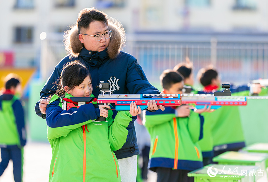 呼和浩特市赛罕区大学路小学射击社团的学生在进行据枪训练。丁根厚摄