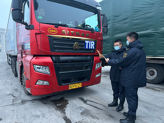 滿洲裡十八裡海關關員正在對出境TIR國際公路運輸車輛進行監管。楊番攝