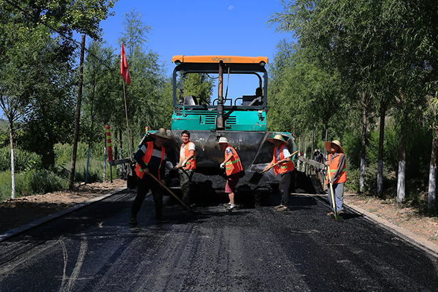 农村公路路面施工。