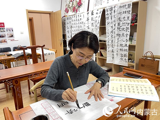 王伟琴在家庭教育教室练习书法。 人民网记者 寇雅楠摄