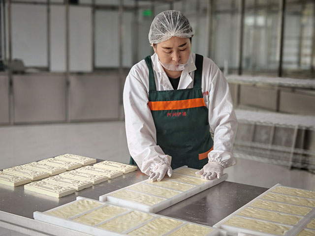 阿潤伊德奶制品廠工人正在制作奶豆腐。包婷婷攝