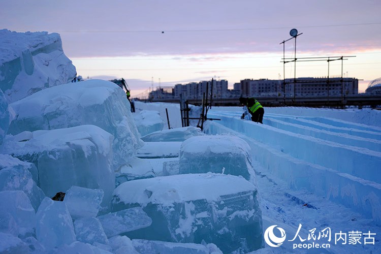 500米超长雪滑梯建设中。人民网记者 苗阳摄