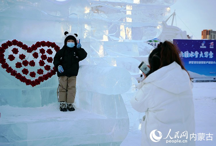 市民在伊敏河冰雪嘉年华打卡。人民网记者 苗阳摄