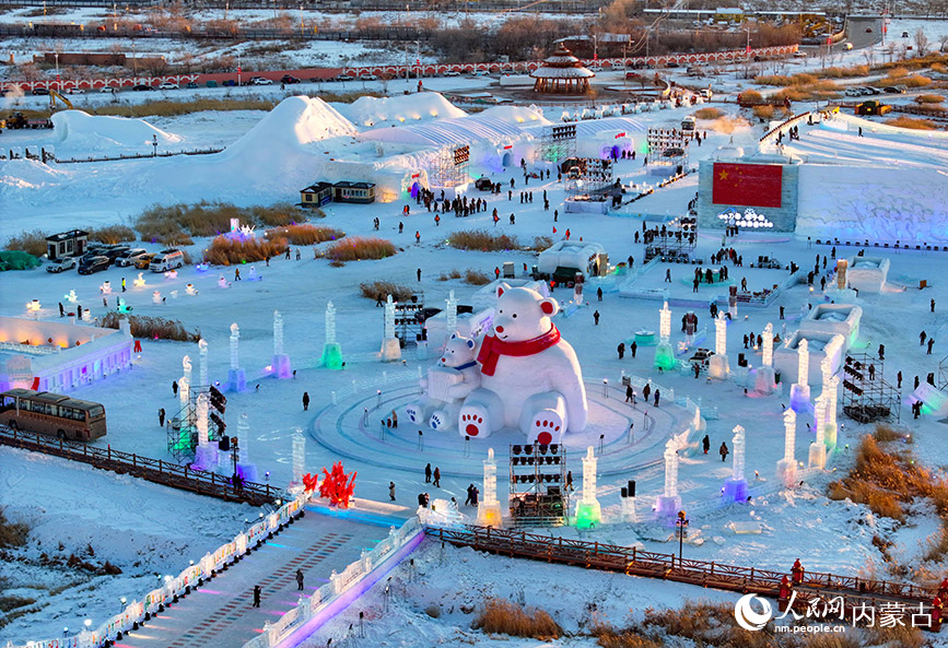 12月12日，游客在滿洲裡“冰雪童謠”主題樂園游覽（無人機照片）。王正攝