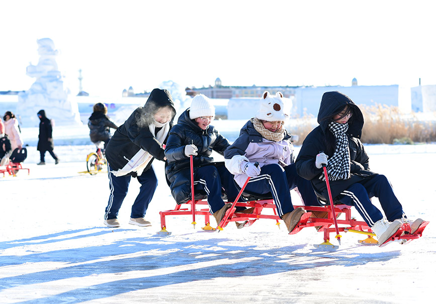 12月12日，游客在滿洲裡“冰雪童謠”主題樂園體驗趣味冰雪運動。王正攝