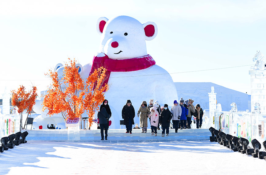 12月12日，游客在满洲里“冰雪童谣”主题乐园游览。王正摄