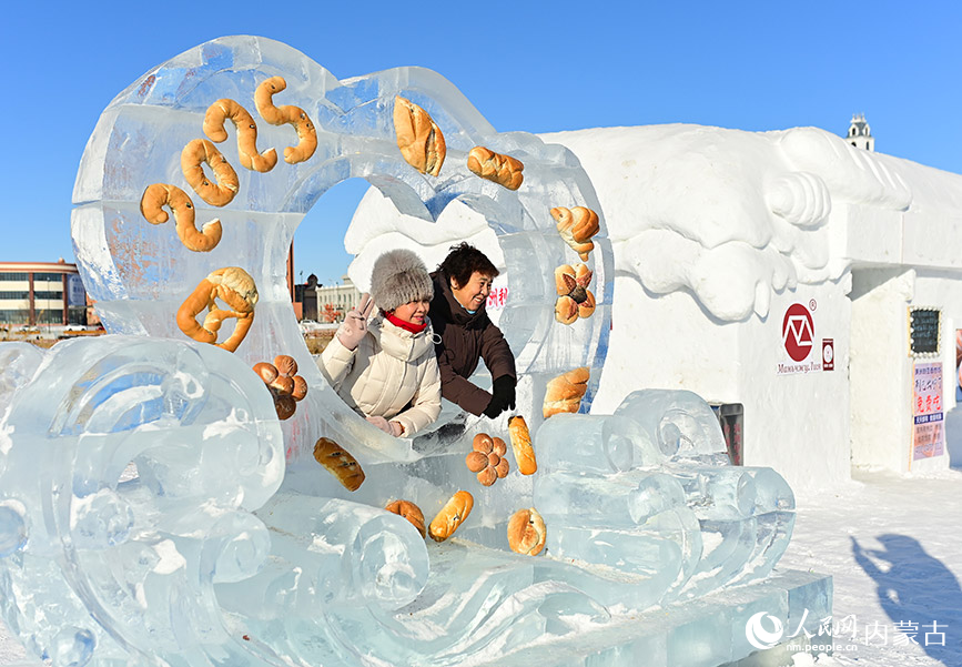 12月12日，游客在满洲里“冰雪童谣”主题乐园留影。王正摄