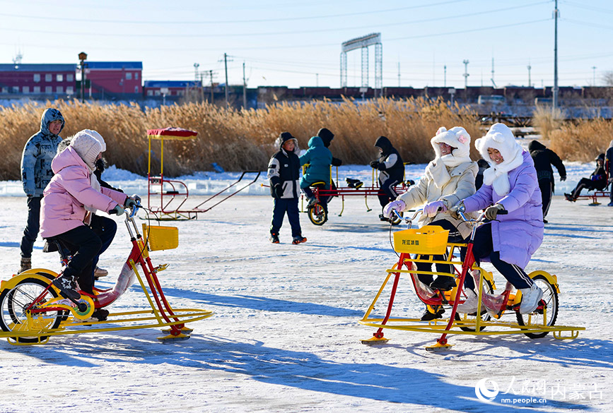 12月12日，游客在滿洲裡“冰雪童謠”主題樂園體驗趣味冰雪運動。王正攝