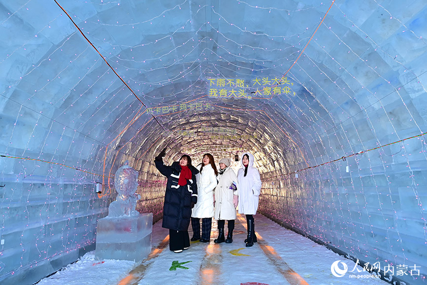 12月12日，游客在滿洲裡“冰雪童謠”主題樂園留影。王正攝