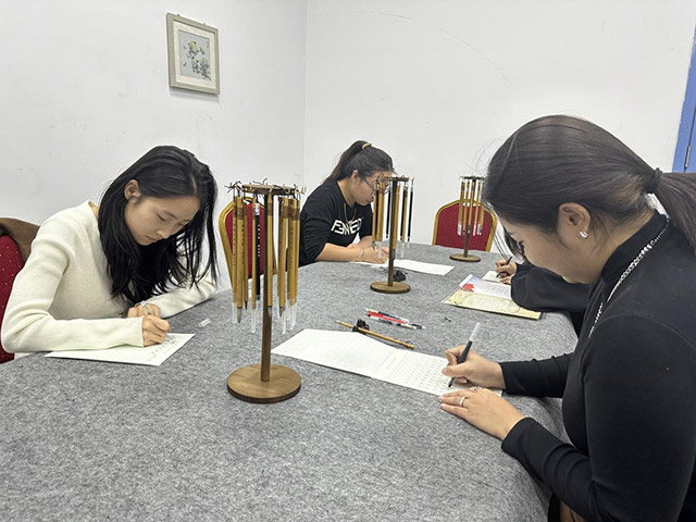 学员正在学习书法。韩云玲摄