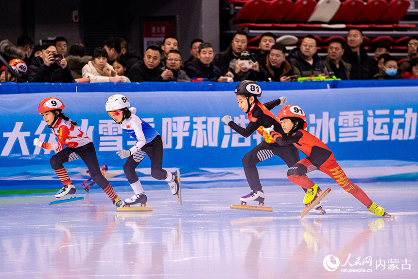參賽小選手在呼和浩特市冰雪運動系列活動短道速滑公開賽比賽中。丁根厚攝