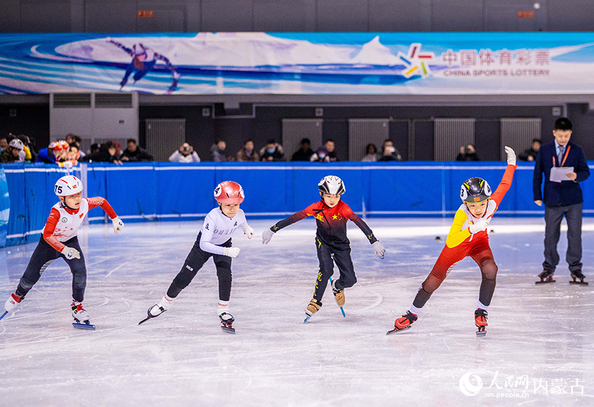 參賽小選手在呼和浩特市冰雪運動系列活動短道速滑公開賽女子丙組500米比賽中。丁根厚攝